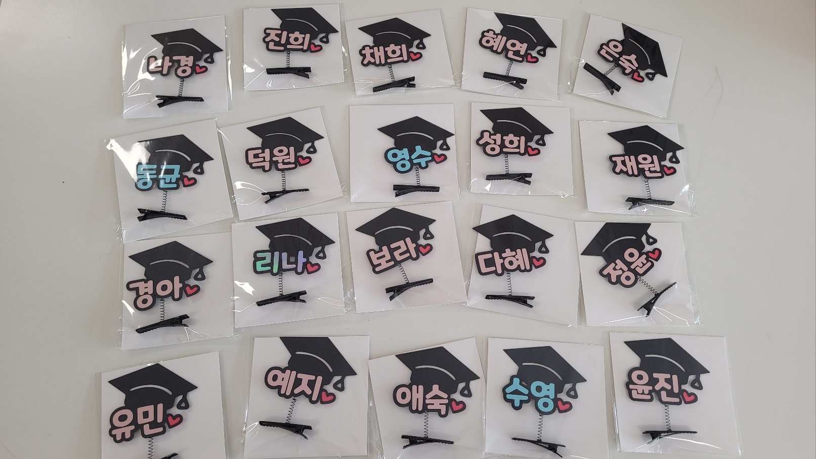 ▲ 학사모 모양의 네임핀 