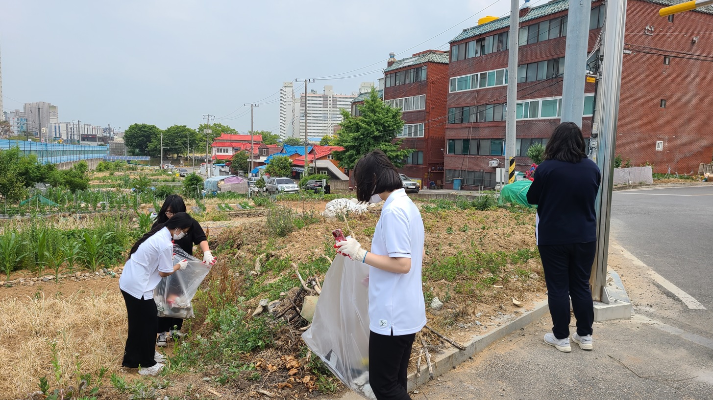 ▲ 플로깅을 하고 있는 학생들