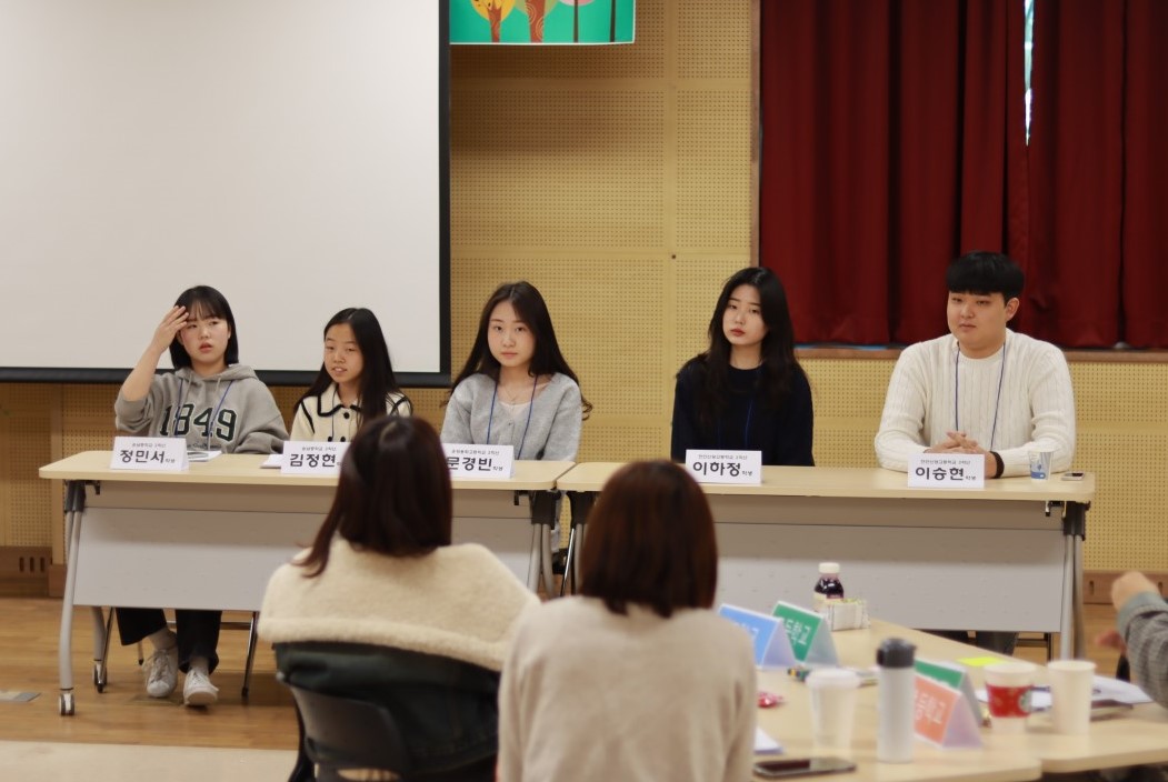 ▲ 학생 패널들(왼쪽부터 정민서·김정현 학생(송남중 2학년), 문경빈 학생(온양용화고 2학년), 이하정 학생(천안신당고 2학년), 이승현 학생(천안신당고 3학년))