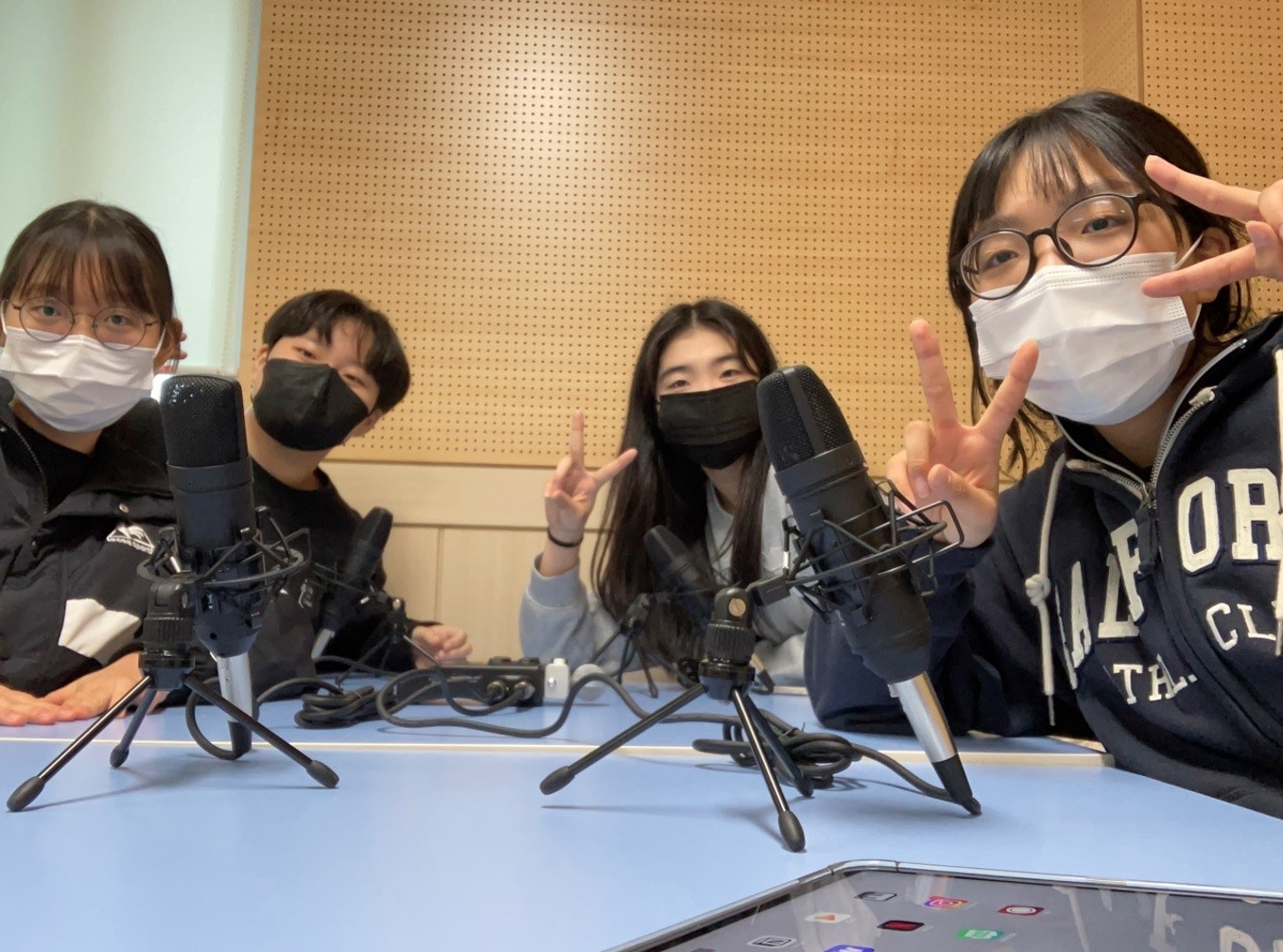 ▲ 팟캐스트 녹음을 마친 학생들