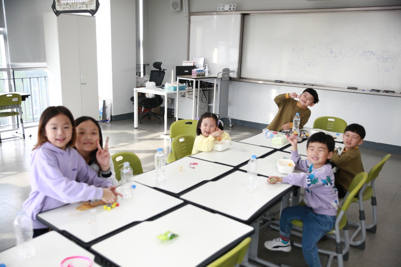 ▲ 포토부스 사진과 탁아방 아이들의 모습