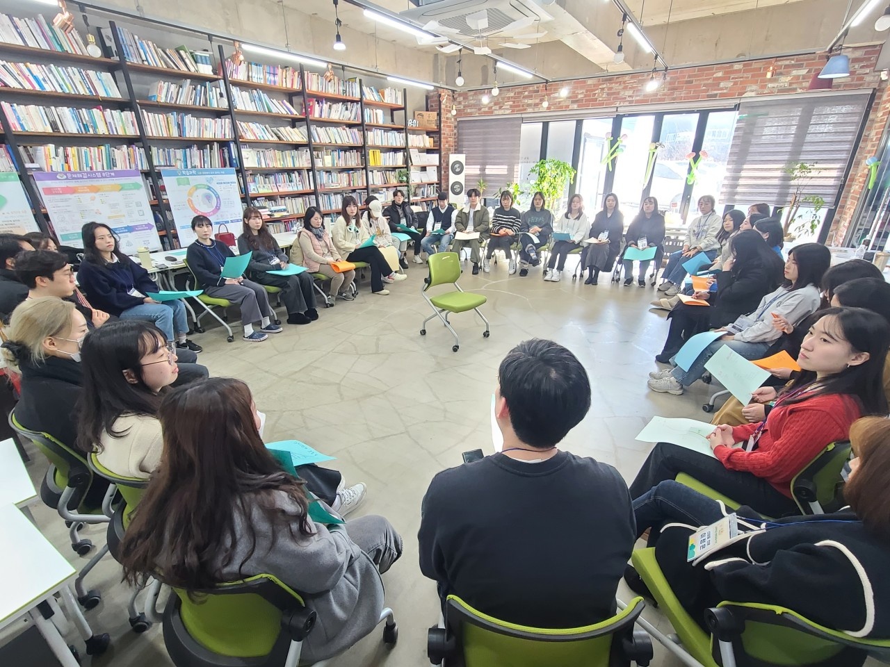 ▲ 오솔길 공유하는 모습