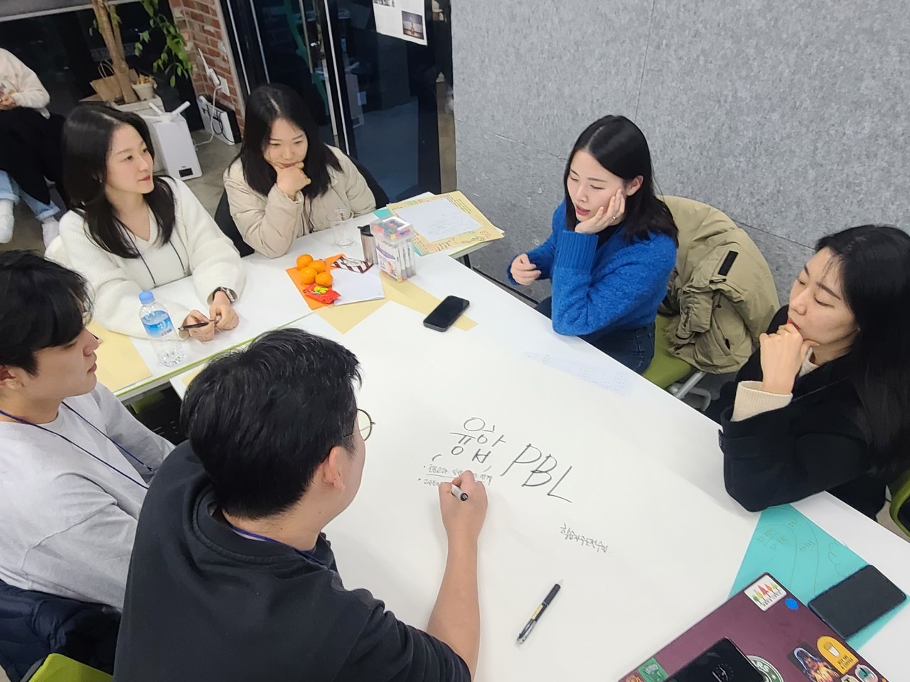 ▲ 댓글 확인 후 주제 탐색하는 모습