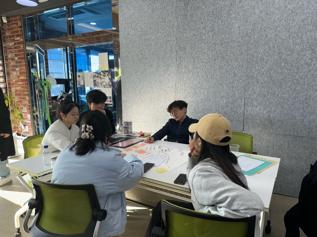 ▲ 주제 별 회의하는 모습