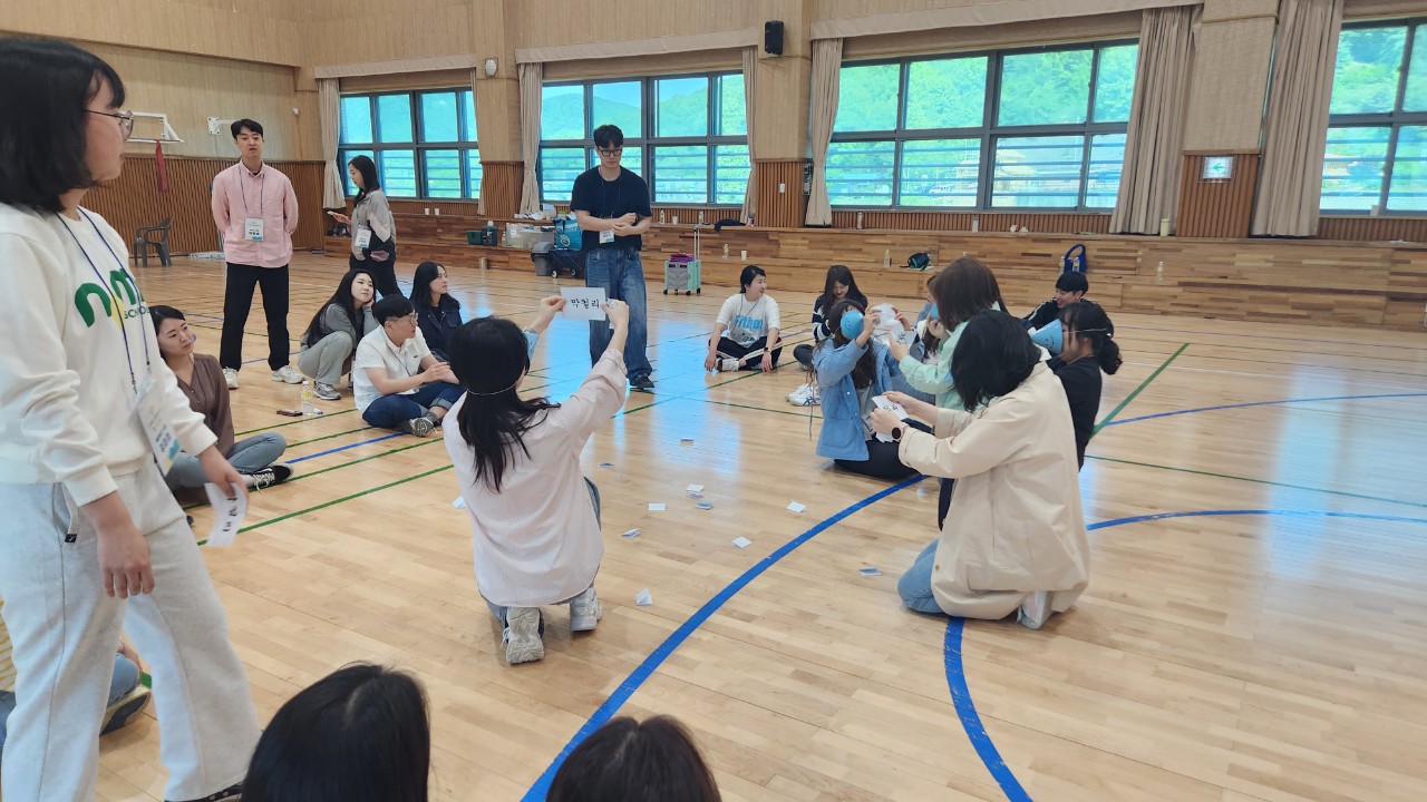 ▲ 릴레이 그림 그리기와 버드맨 체험 장면