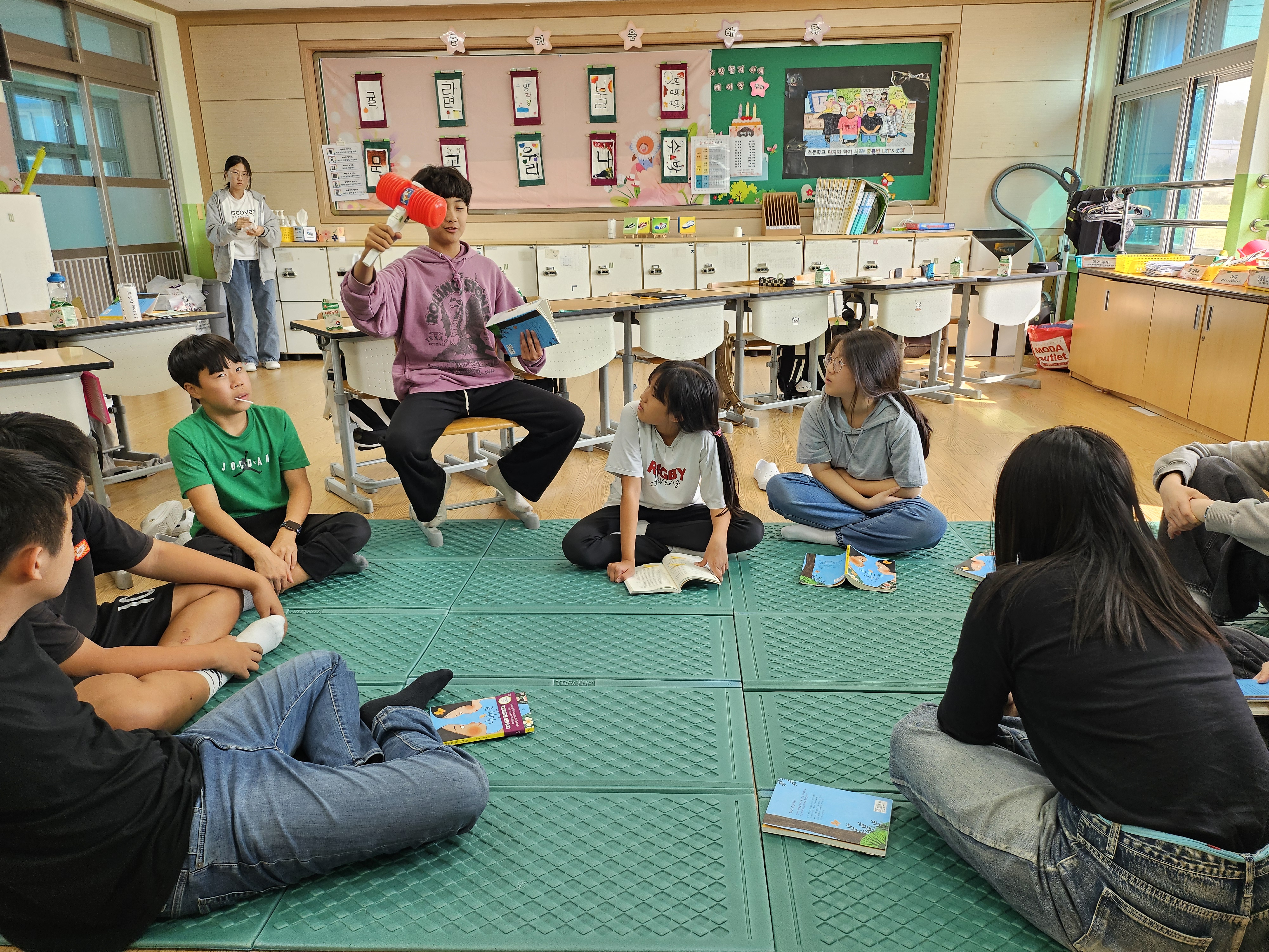 ▲ 독후 감상 나눔에 참여하는 학생들
