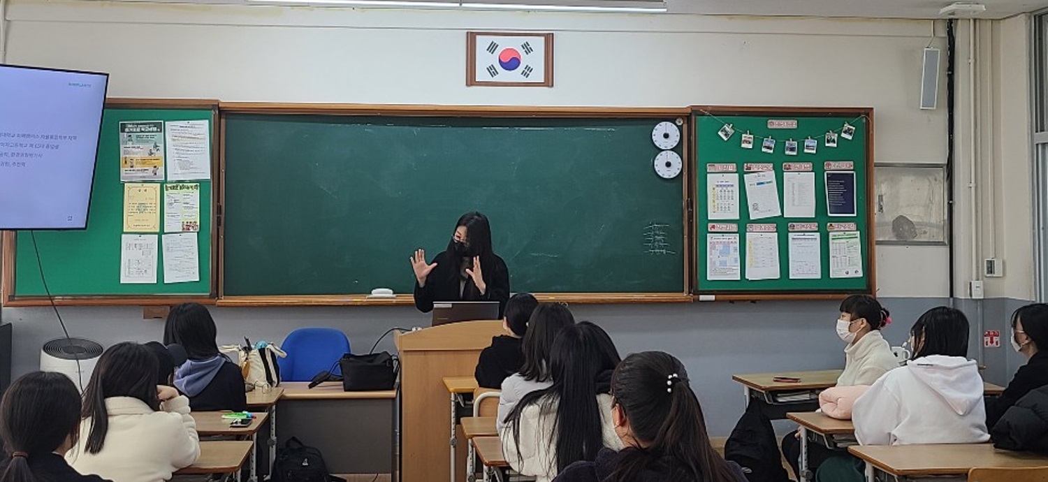 ▲ 팟캐스트를 듣고 피드백 중인 졸업생