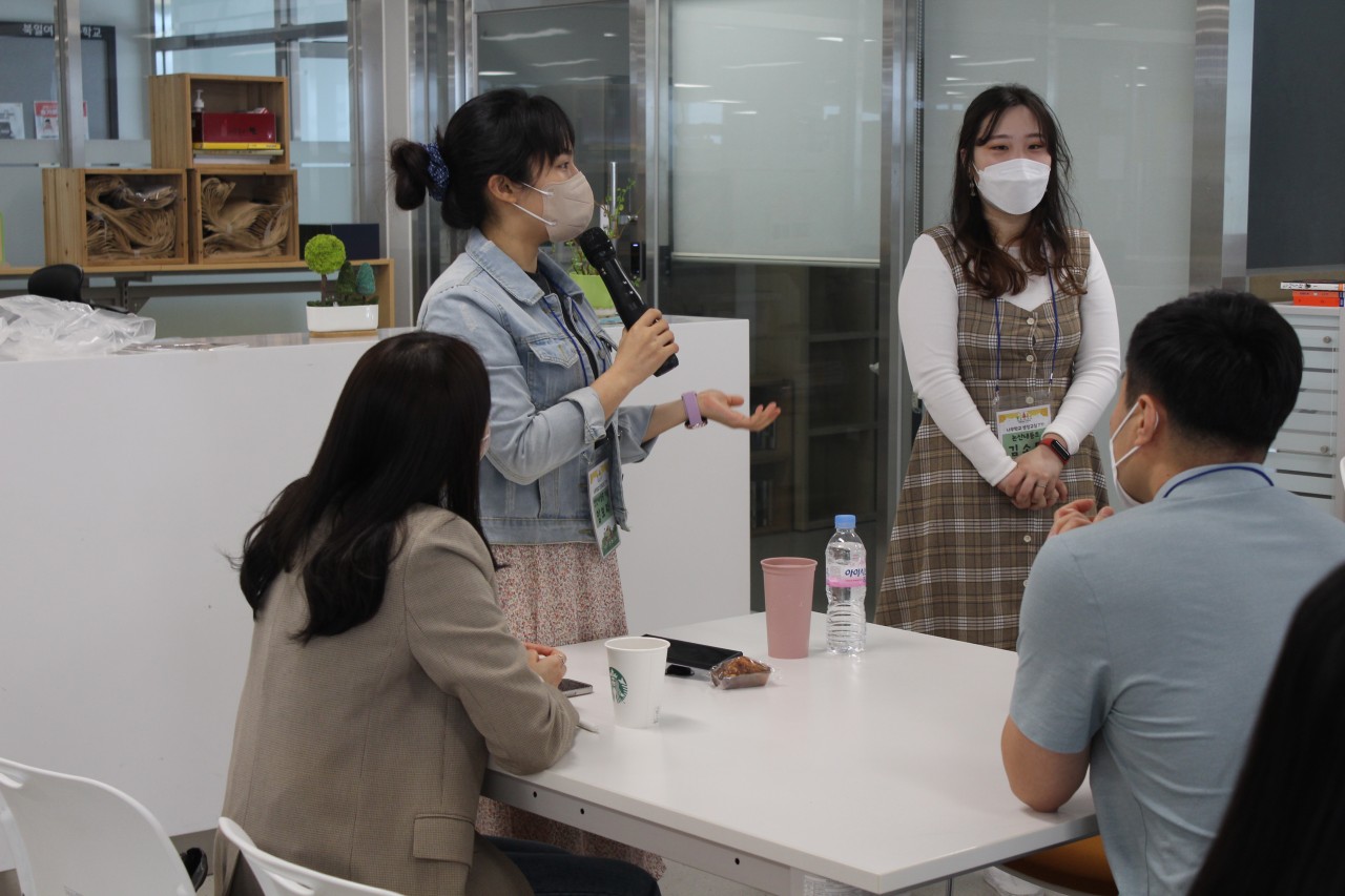 ▲ 3월 교육과정 내용인 효과적인 피드백에 관해 본인의 경험을 나눠주시는 천안새샘중학교 임보라 선생님