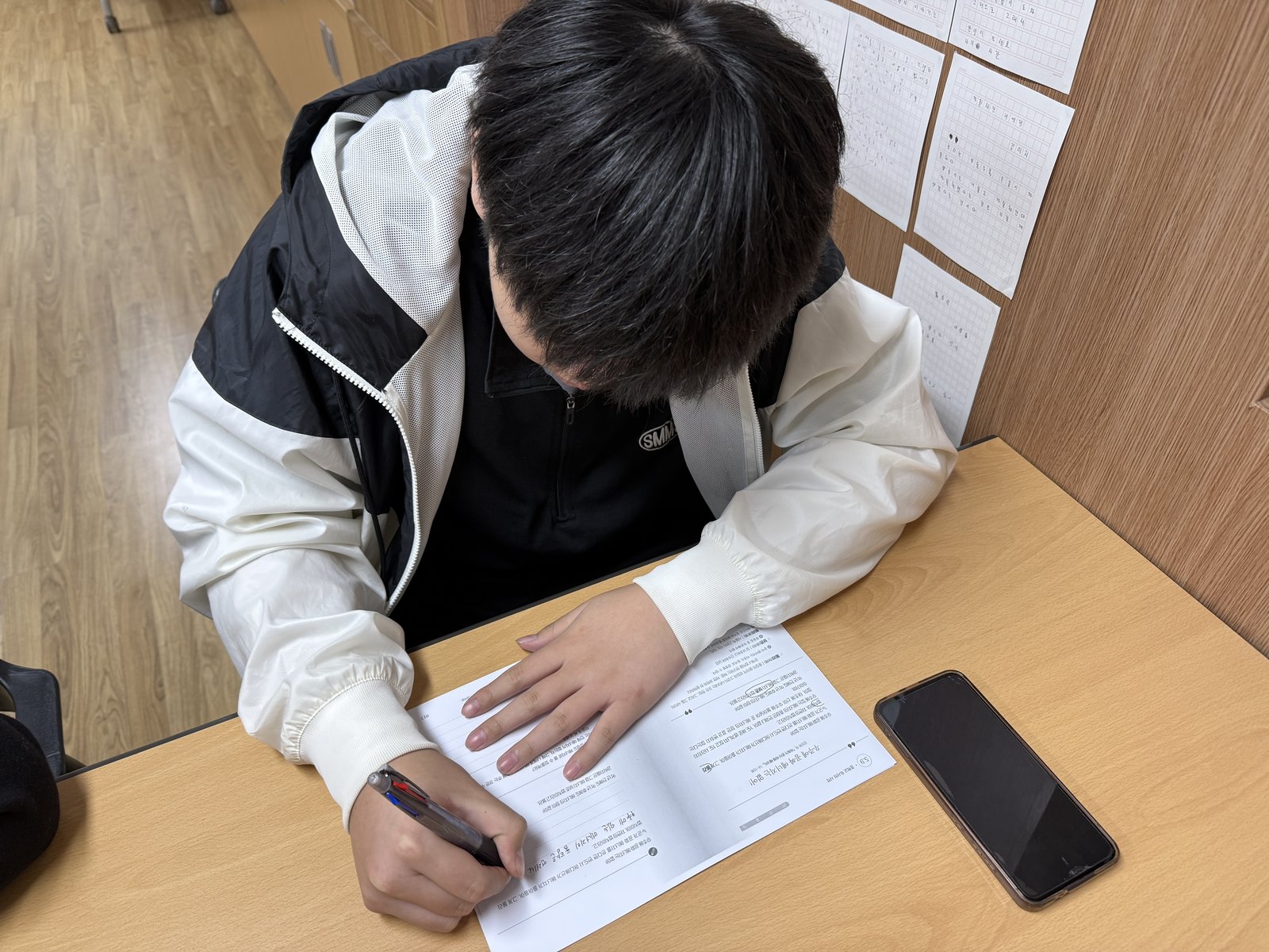 학교도서관에 비치된 온독지수 도서온독지수 독서교육 지원자료를 활용하는 학생
