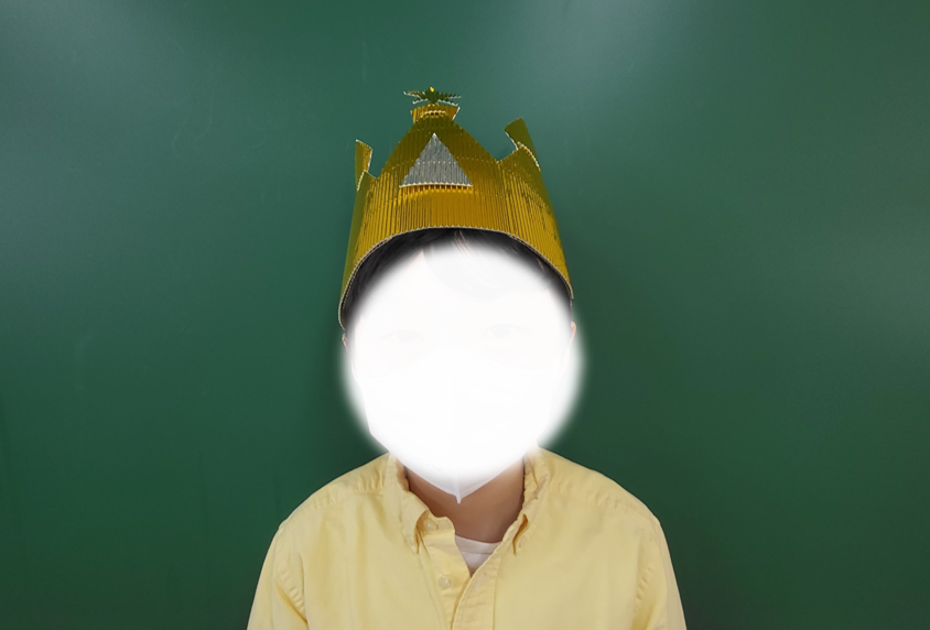 ▲ ‘책임감’ 미덕 왕관(왼쪽), 전통과 현대 미술관 관람 모습(오른쪽)