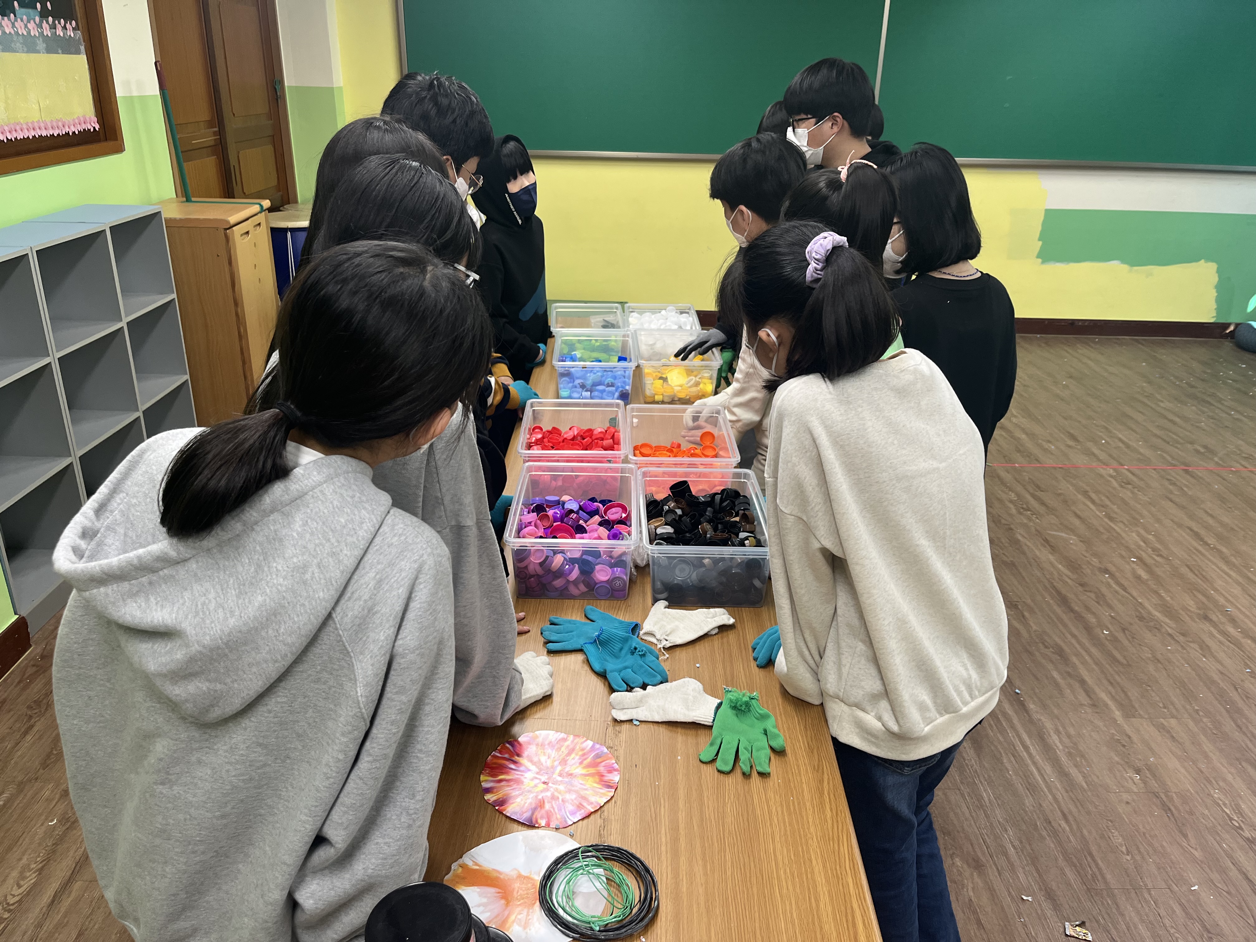 ▲ 병뚜껑 재활용 경험하기