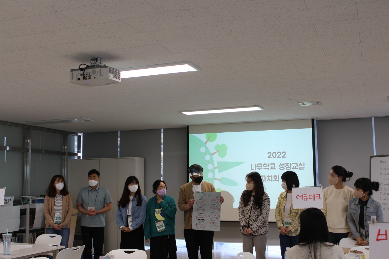 ▲ 공약 비교 및 선거 유세중인 7기 선생님들