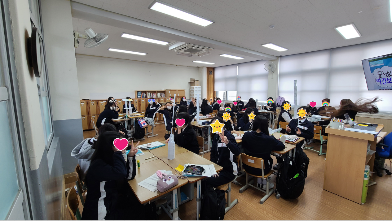 이면지탑 쌓기 활동 종료 후 기념 촬영