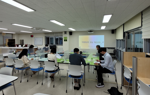 ▲충남중등학교혁신문화연구회와 충청남도교육청 교육혁신과의 만남