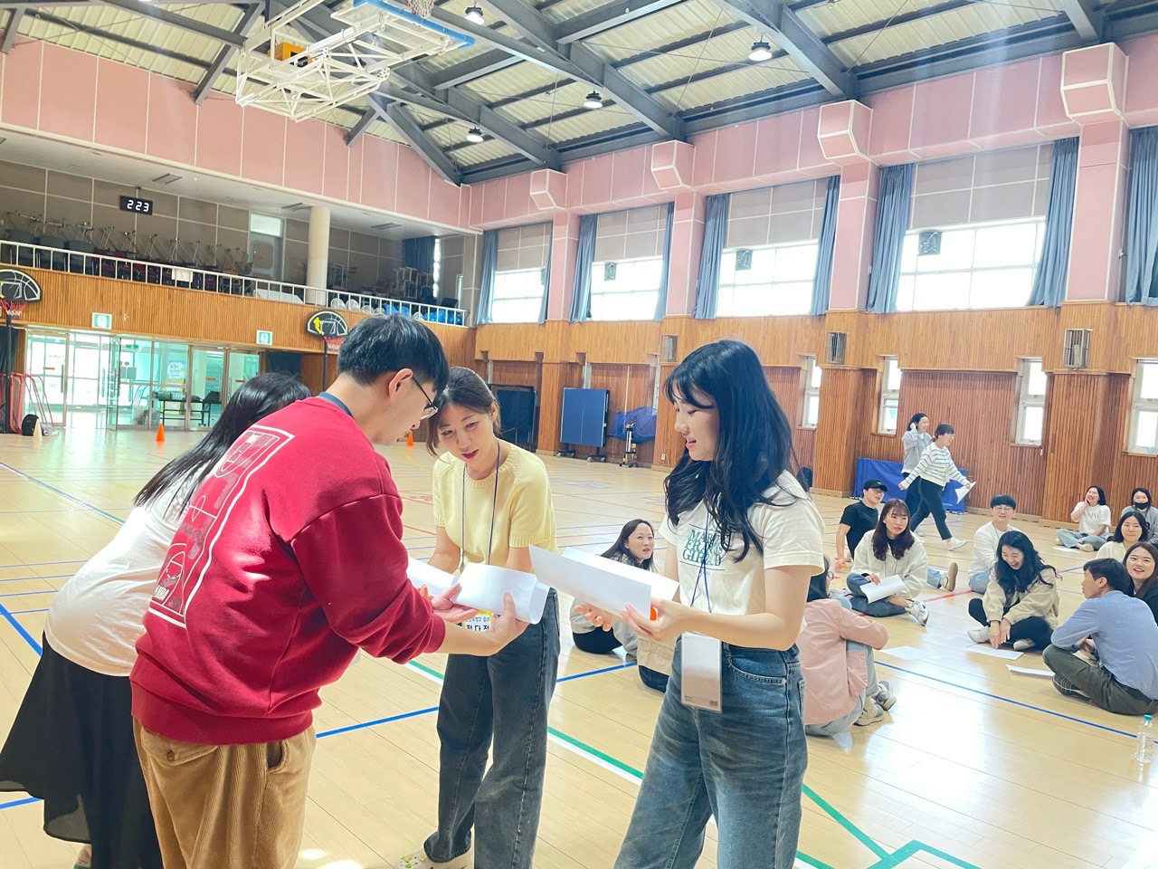 ▲ 남면중학교 강당에서의 팀별 협력게임