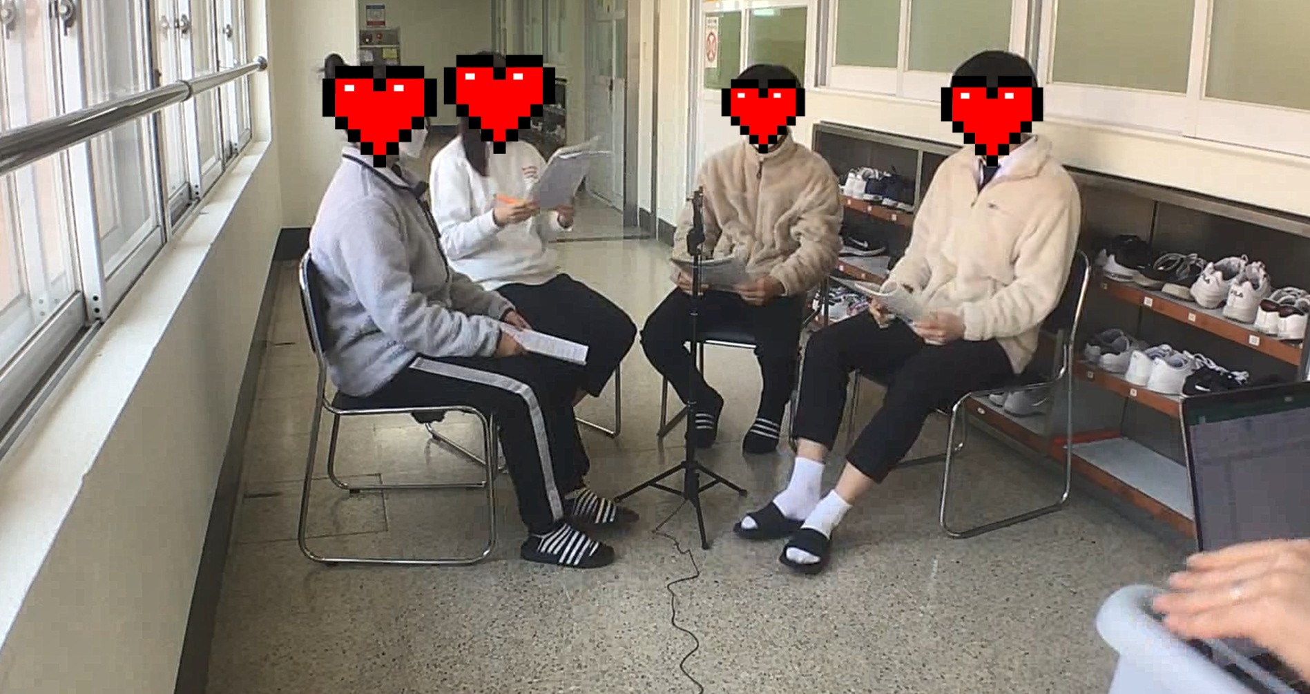 ▲ 1개 모둠은 복도에서 평가를 받고, 나머지는 교실에서 독서를 했다.