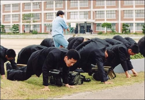 ‘대한민국 학교 족구하라 그래!’ 영화 “말죽거리 잔혹사”(2004)의 한 장면(출처: 오마이뉴스 2010-06-11, ⓒ CJ엔터테인먼트)