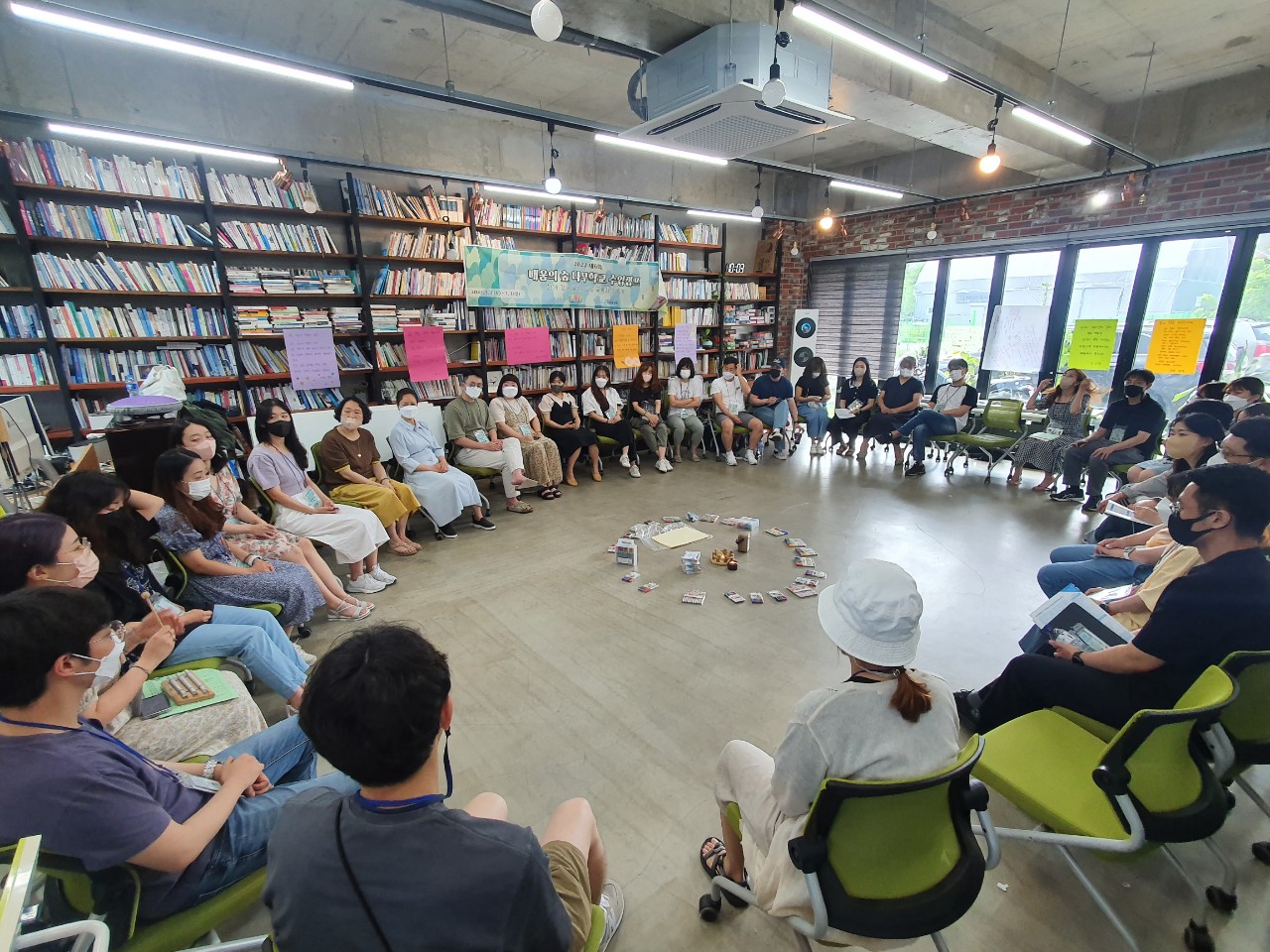 ▲ 모닥불에 모여 앉듯 옹기종기 모여 앉은 선생님들