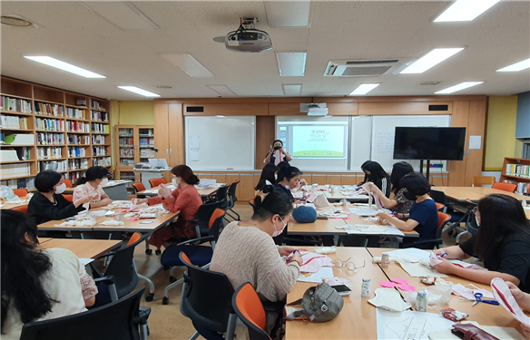 ▲ 9월 학생과 함께 면생리대 만들기